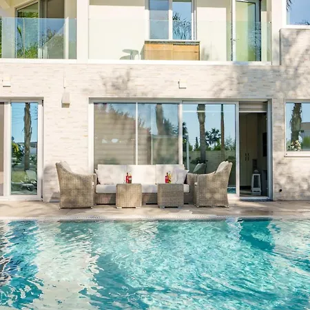 빌라 Royal Nissi Mansion 3 Bed Lower Part Of *