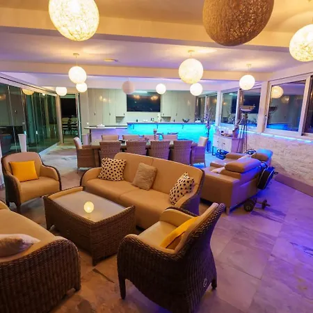 Royal Nissi Mansion 3 Bed Lower Part Of 아이아 나파