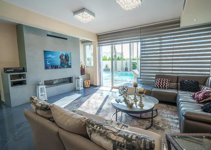 Royal Nissi Mansion 3 Bed Lower Part Of 别墅 *