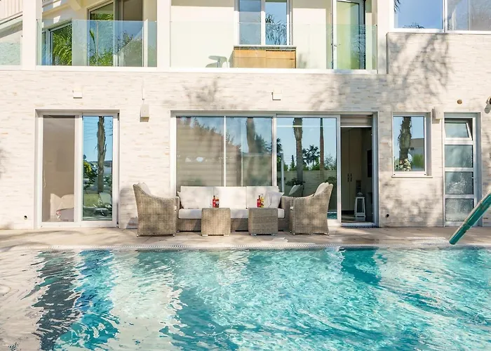 别墅 Royal Nissi Mansion 3 Bed Lower Part Of *